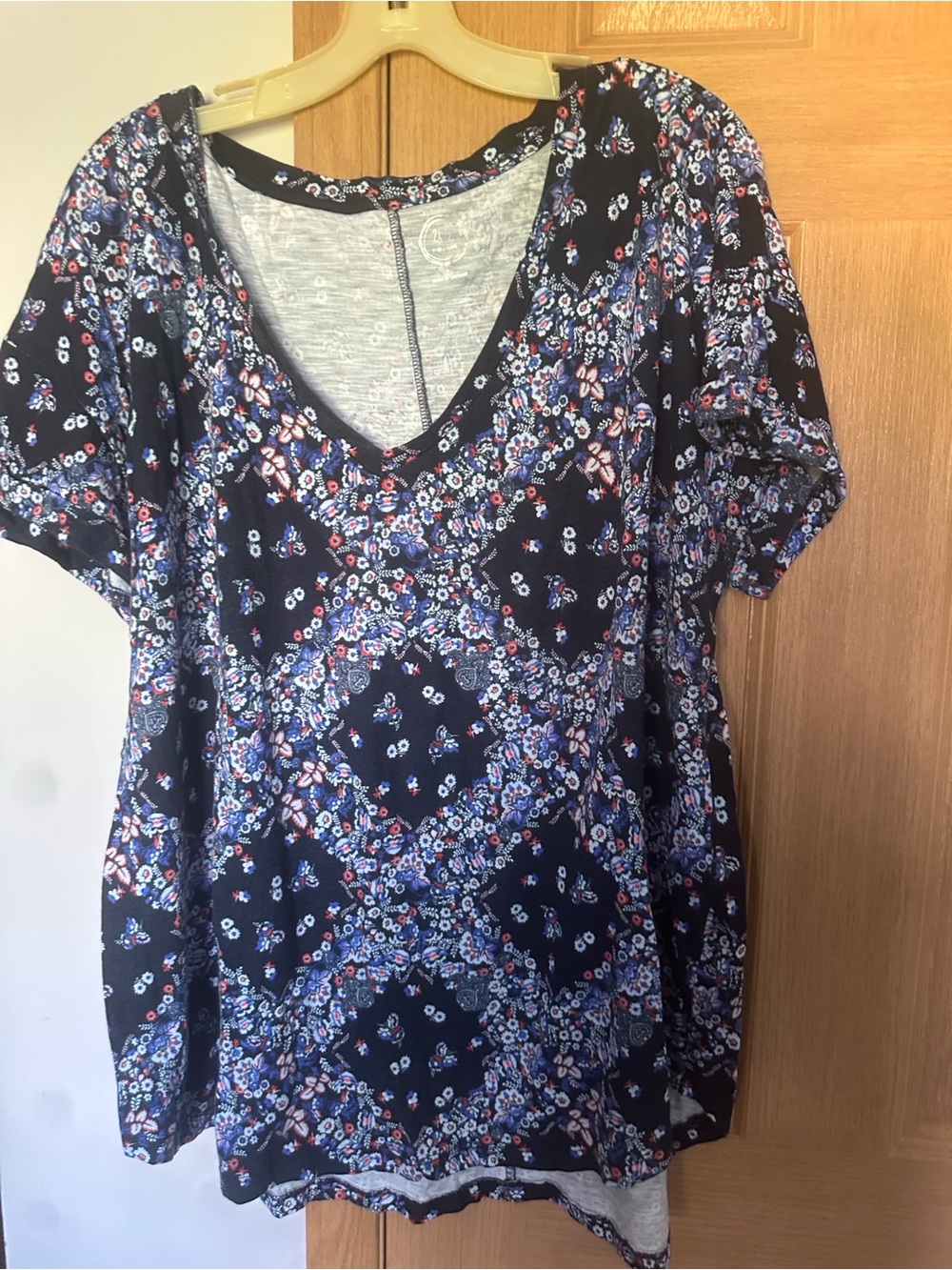 Women's Navy Floral V-Neck Short Sleeve Tee